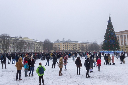 На несанкционированную акцию в Великом Новгороде вышло около 500 человек. Как это было